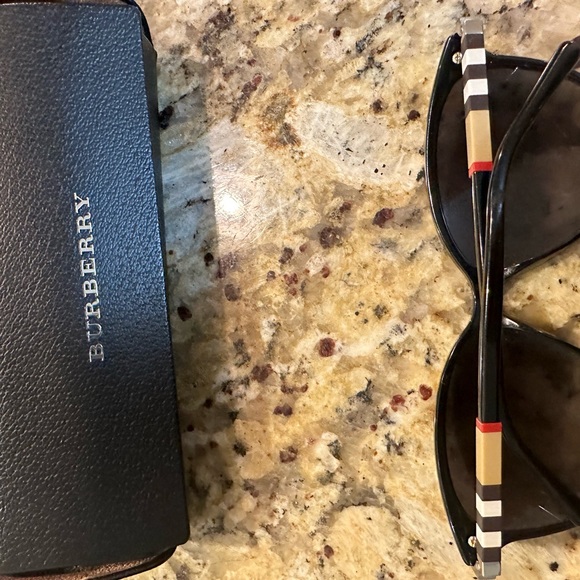 Burberry sunglasses - Picture 7 of 7
